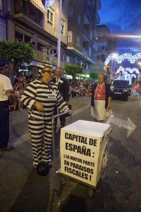 Desfile colorido de las comisiones en Elche