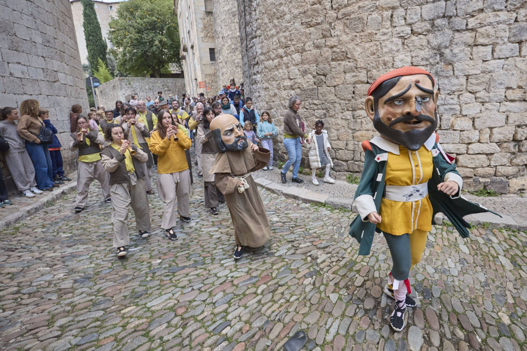 Les fotos de la passejada de capgrossos i gegants a la plaça de la catedral de Girona