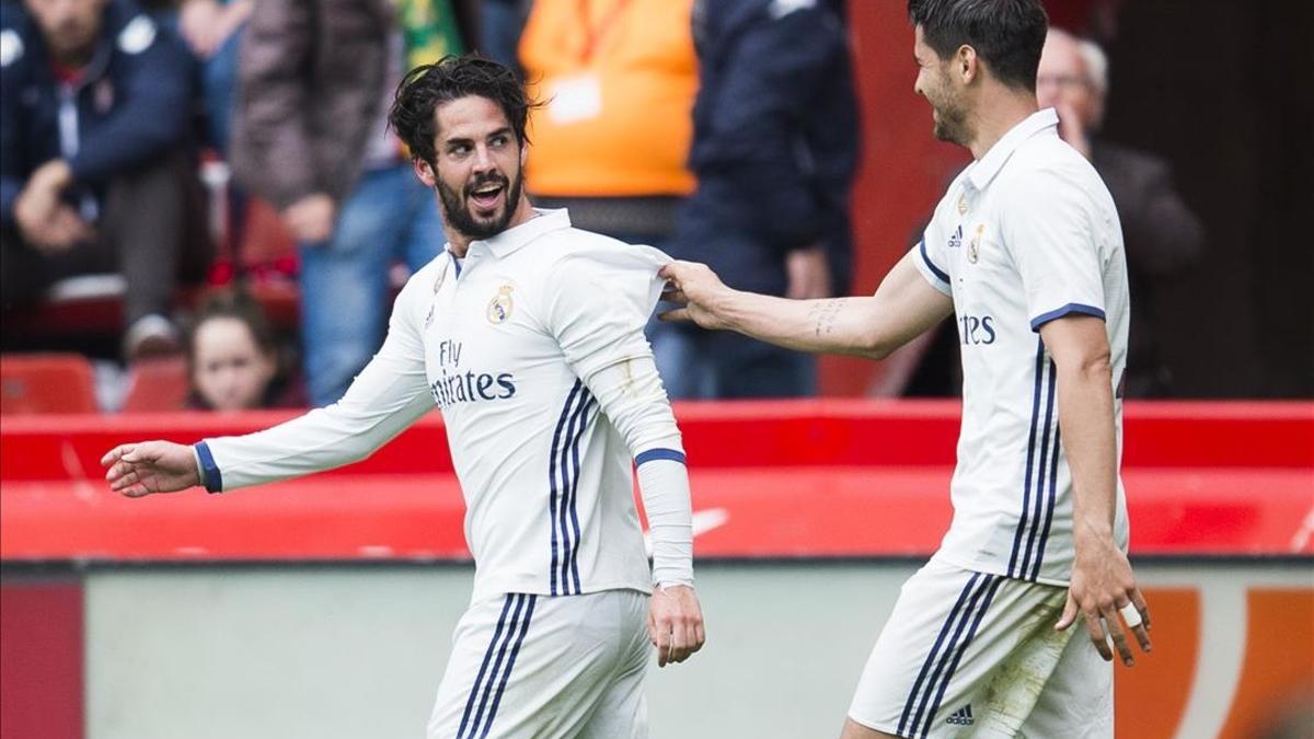 Isco y Morata celebran uno de los goles en El Molinón ante el Sporting