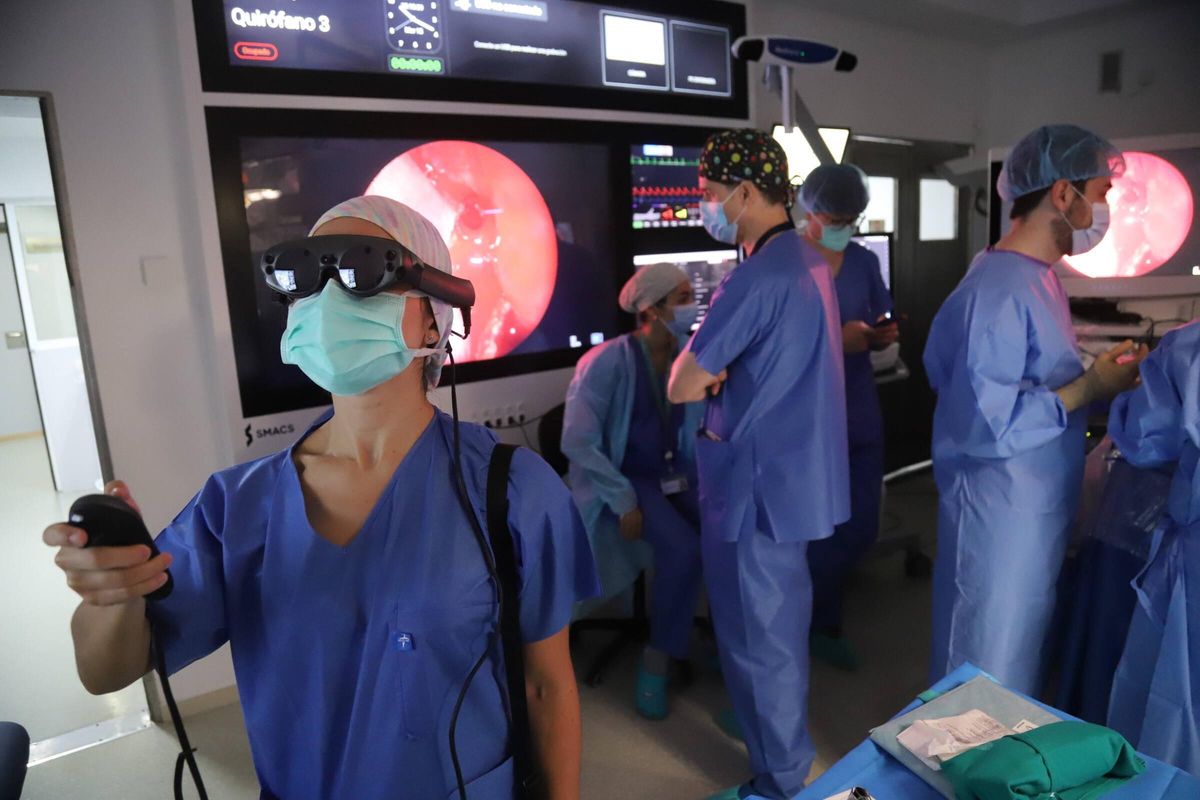 En la extirpación de tumores cerebrales en el hospital Reina Sofía se usan gafas de realidad aumentada.