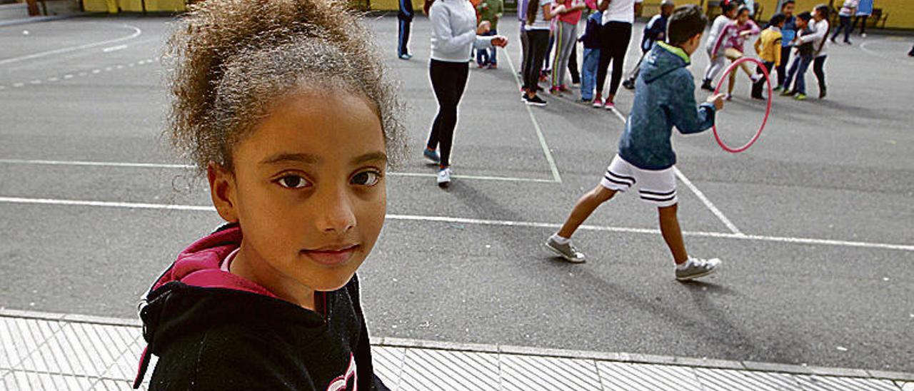 La brasileña Serena Rodríguez, sentada en el patio del colegio.