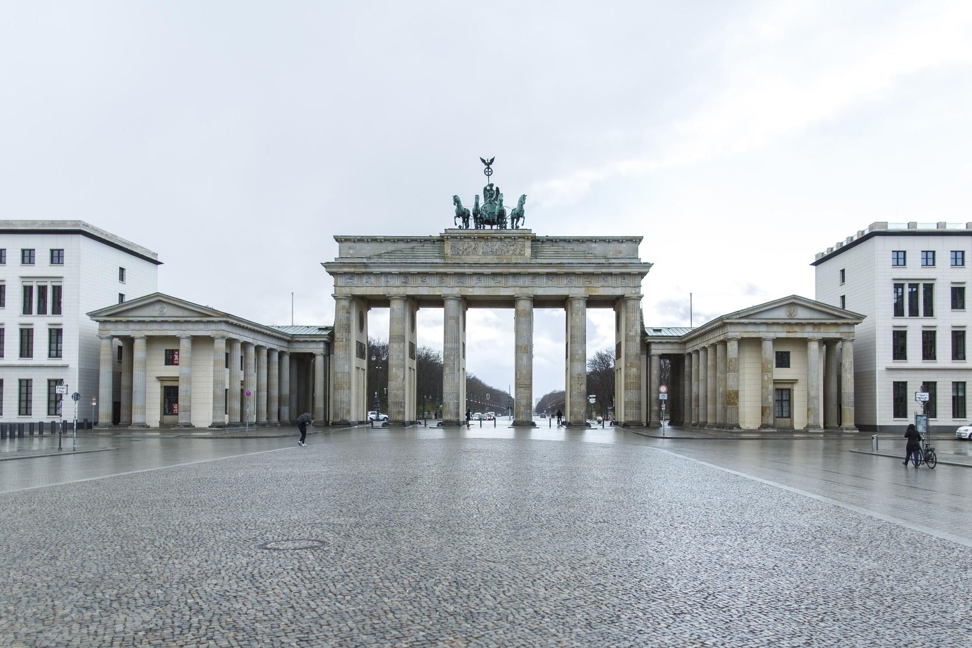 Archivo - 29 March 2020, Berlin: The Brandenburg Gate is almost deserted, amid restrictions on public life in light of the coronavirus outbreak. Photo: Carsten Koall/dpa