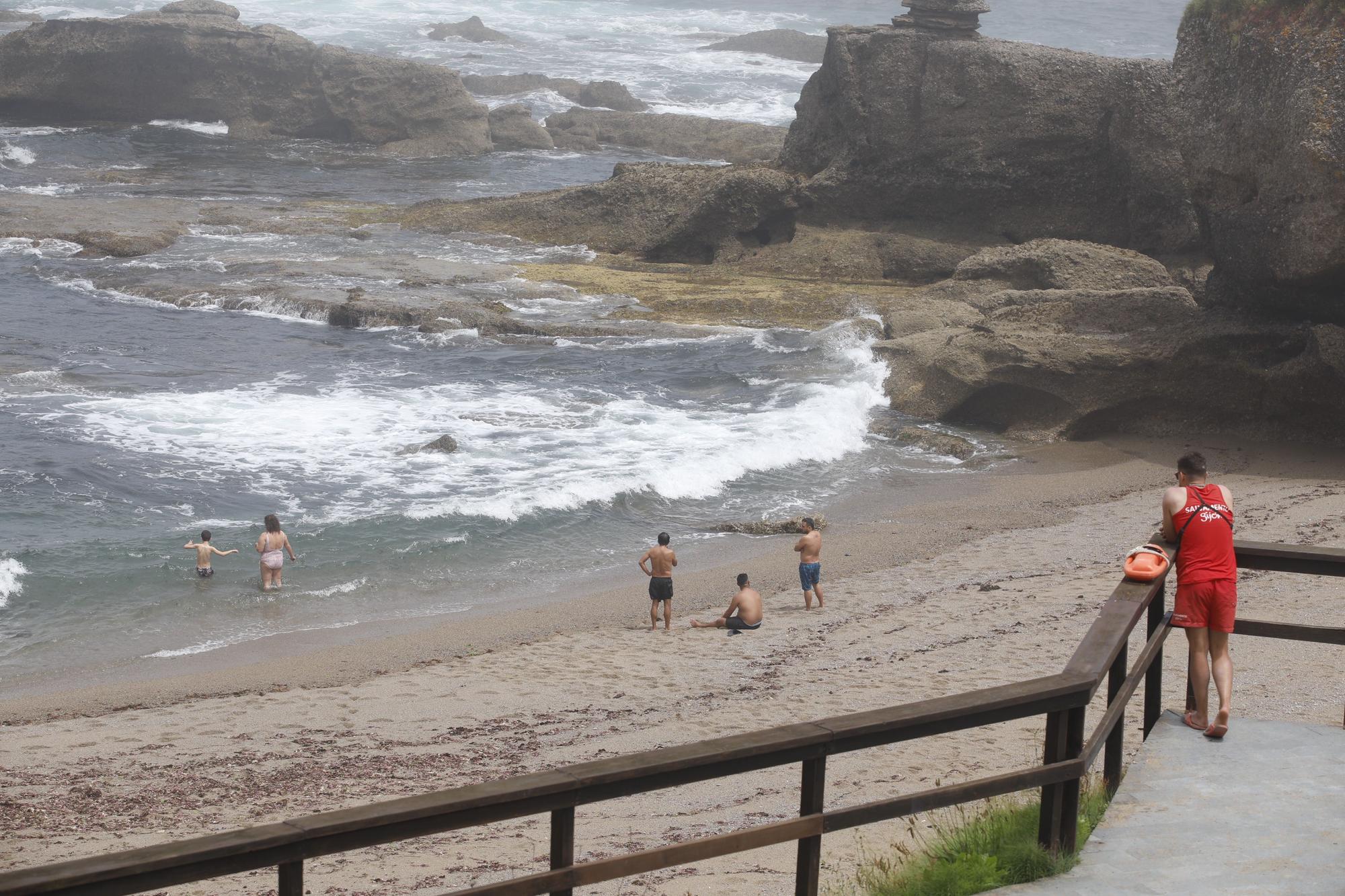 Día de intenso calor en Gijón, playa y chapuzones en el mar