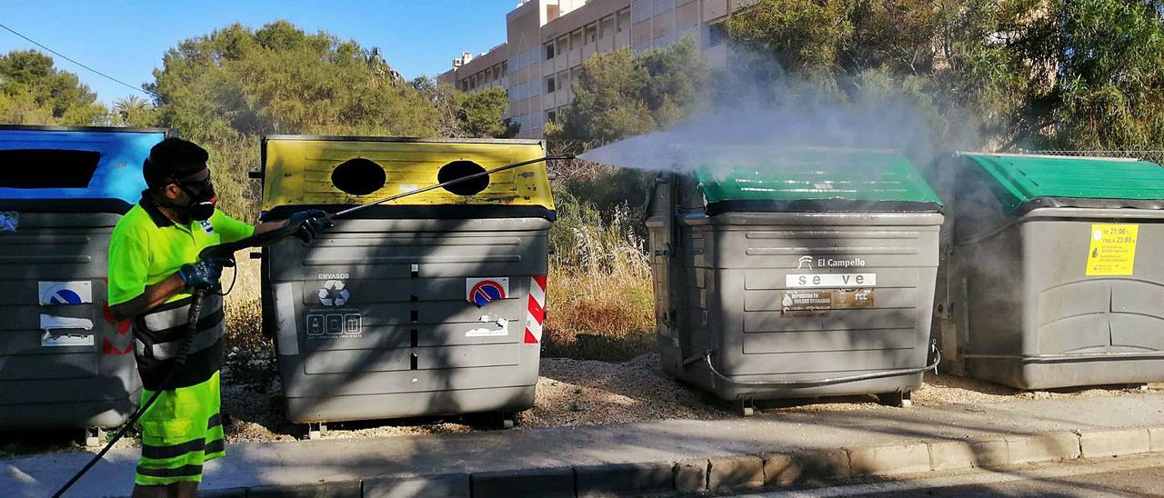 Un operario de la limpieza desinfecta unos contenedores en El Campello, en una imagen de archivo.