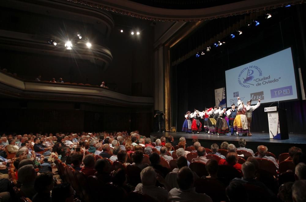 Ceremonia de entrega de los premios del XXIV concurso y muestra del Folclore Ciudad de Oviedo