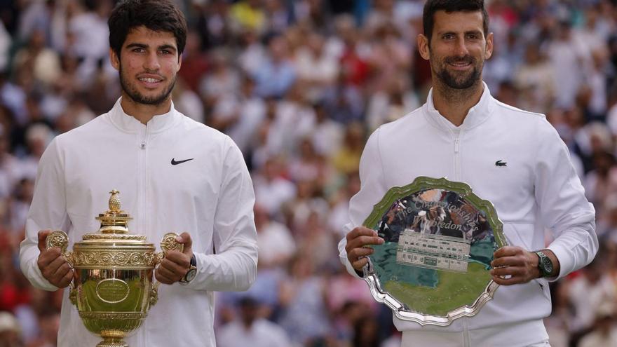 Carlos Alcaraz y Novak Djokovic, en la final de Wimbledon de este año. | REUTERS/ANDREW COULDRIGE