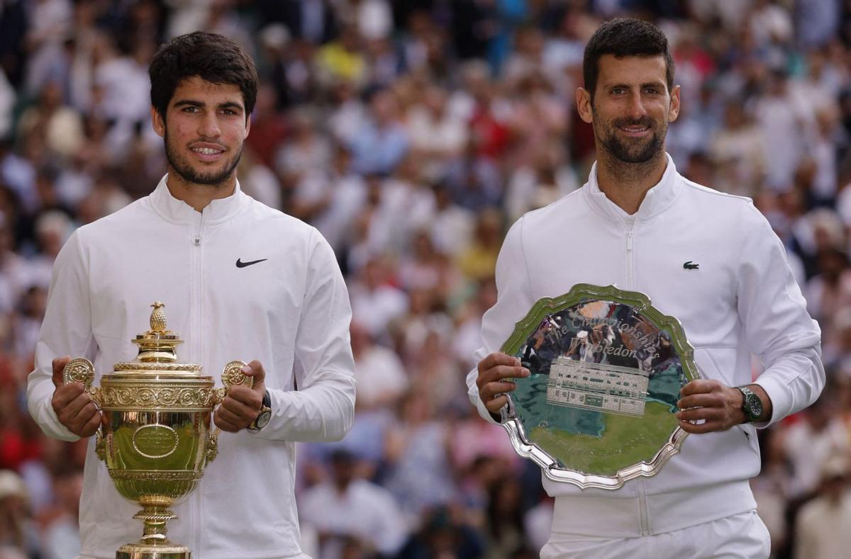 Carlos Alcaraz y Novak Djokovic, en la final de Wimbledon de este año. | REUTERS/ANDREW COULDRIGE