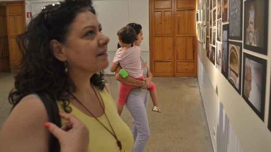 Dos mujeres y un niño, en la exposición de fotografías en La Encomienda.