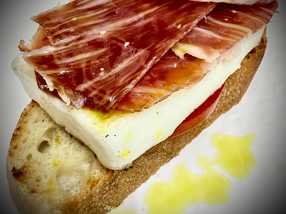 Restaurante Bar La Esquinica (Calasparra): Tosta de Queso de Murcia fresco DOP a la plancha con jamón, tomate y AOVE de picual