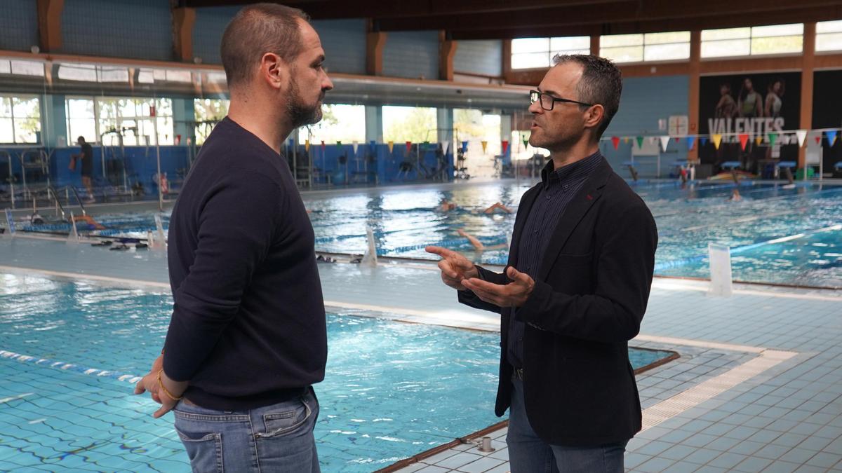 El edil Ferran Gandia con el responsable de la piscina cubierta.