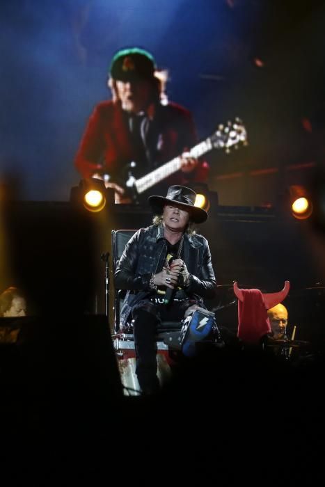 Axl Rose se estrena como vocalista de AC/DC en Lisboa.