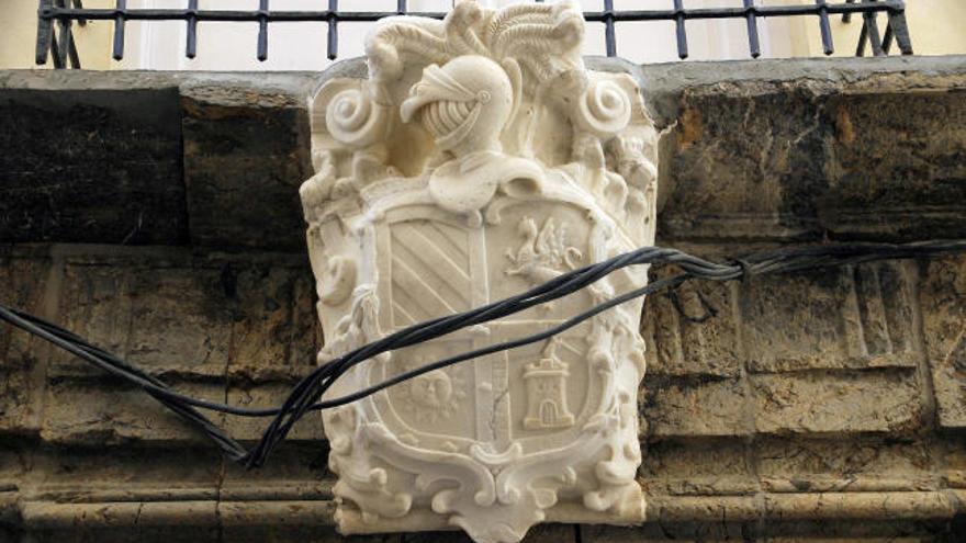 El escudo del siglo XVII, en el edificio de la calle Adarve