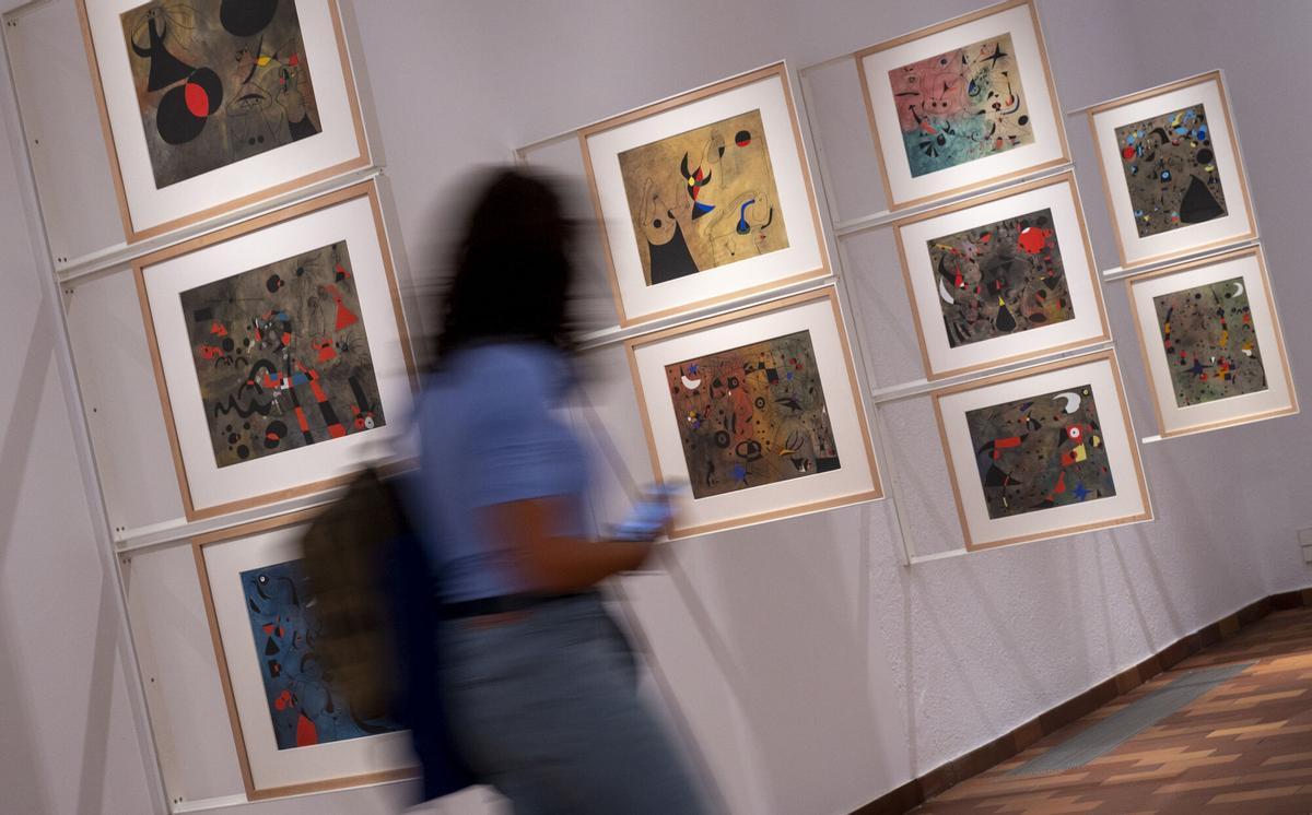 Una joven observa la serie de Joan Miró 'Constelaciones', 22 'pochoirs' que se pueden observar por las dos caras tal y como quería el artista en la exposición 'Miró en los Estados Unidos'.