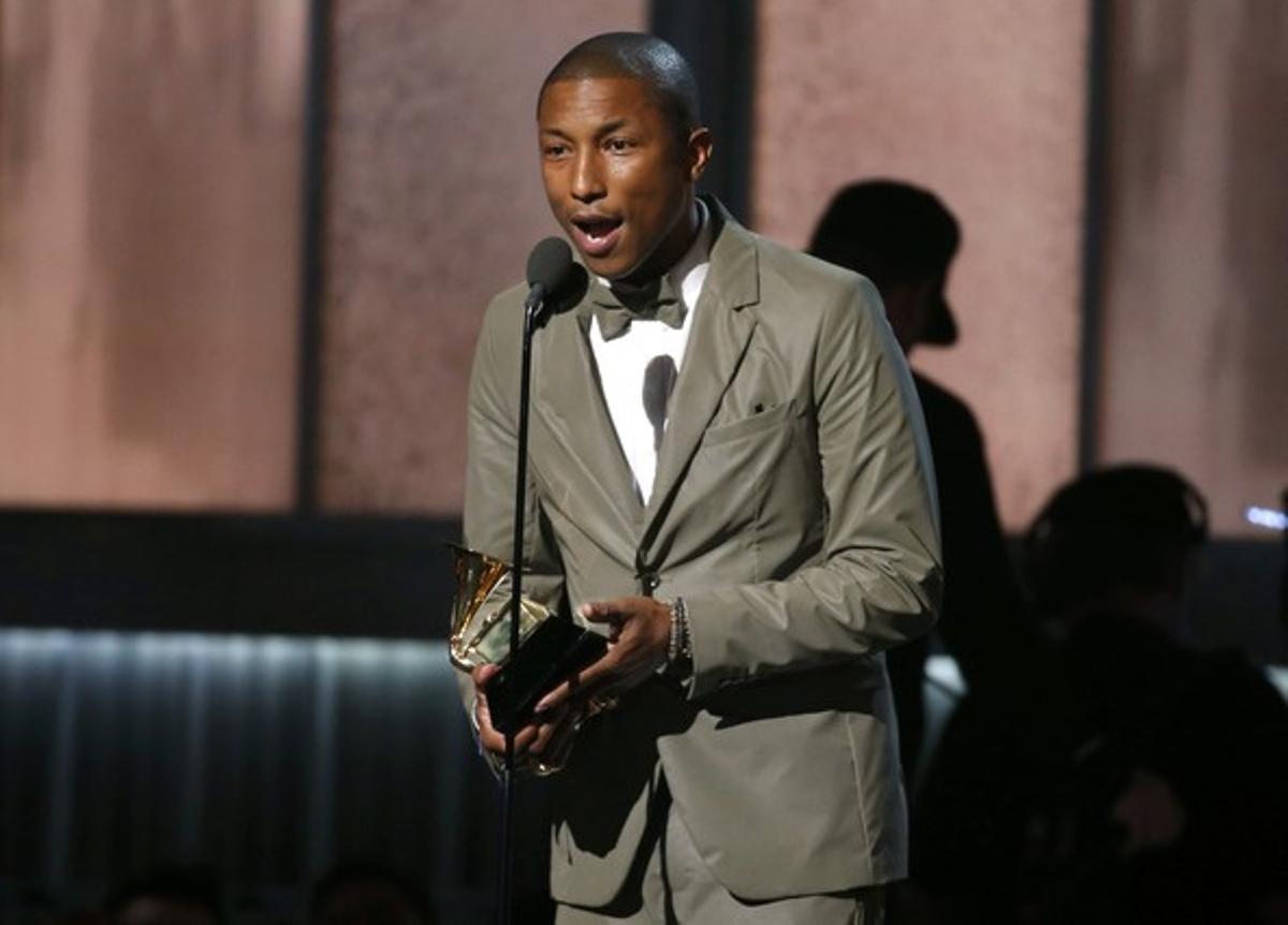 Pharrell Williams recull el premi a la millor actuació pop en solitari per ’Happy’.