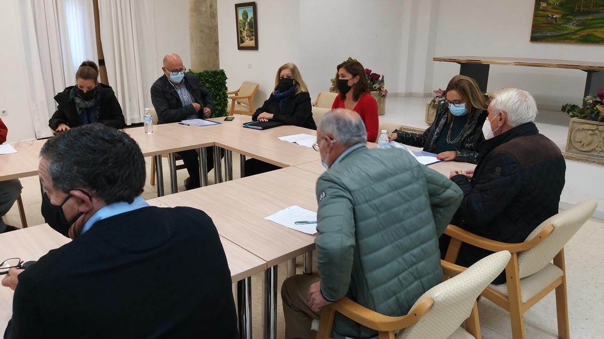 San Damián abre la reunión con los alcaldes alistanos.