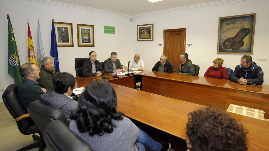 Jesús Otero y Manuel Souto, con el representante de Proyestegal y vecinos de las tres parroquias.