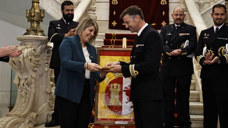 La dotación del submarino Isaac Peral recibió ayer las llaves de la ciudad y una bandera de combate en el Palacio Consistorial. | IVÁN URQUÍZAR