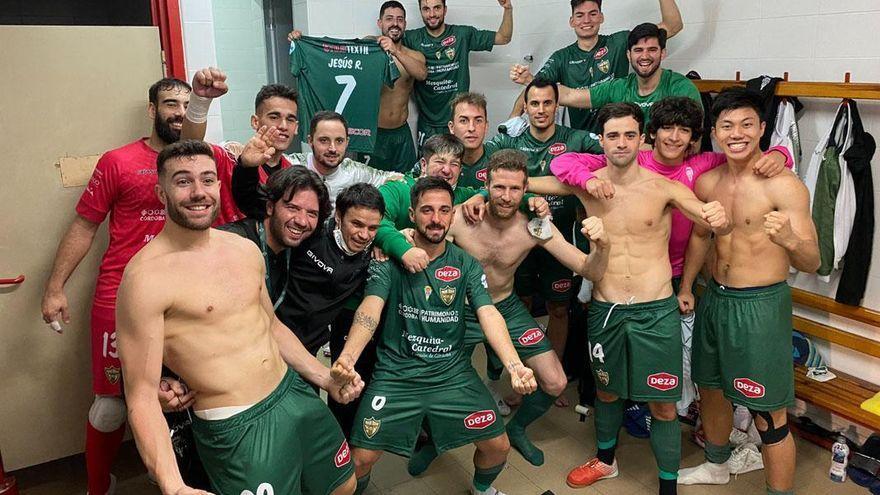 El Córdoba Futsal en la celebración de su última victoria en Amate ante el Betis.