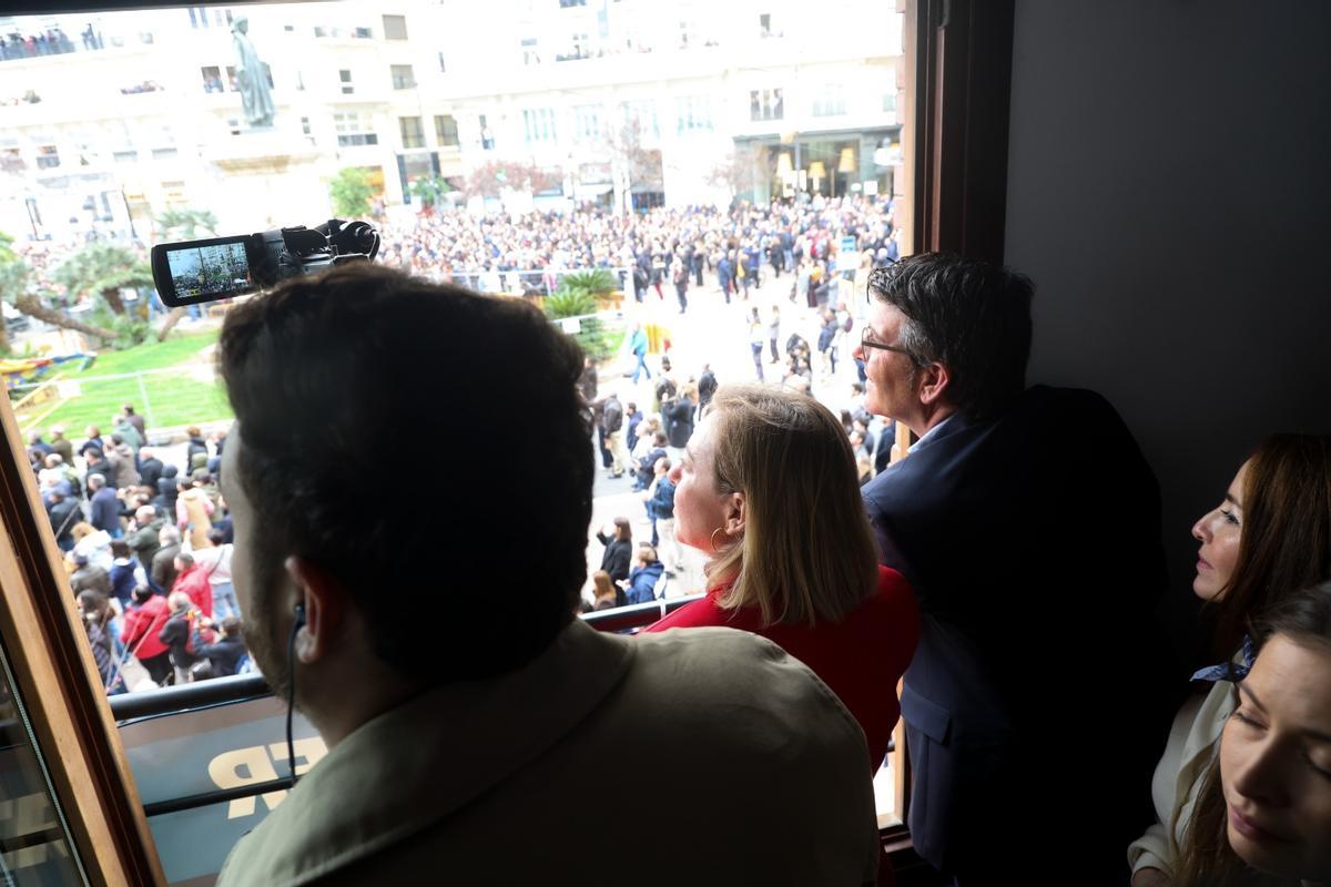 Alcaldes y alcaldesas copan el tercer día de balcón fallero de Levante-EMV