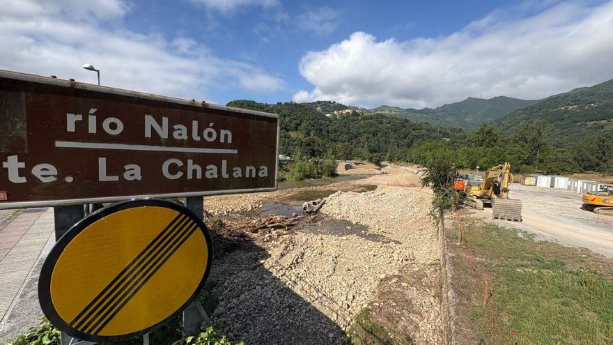 Obras en el Nalón a su paso por La Chalana. A la derecha, la rampa de salida de embarcaciones. | D. O.