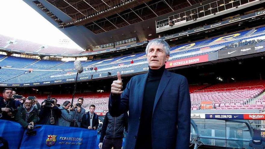 Quique Setién, ayer en el Camp Nou. // Efe