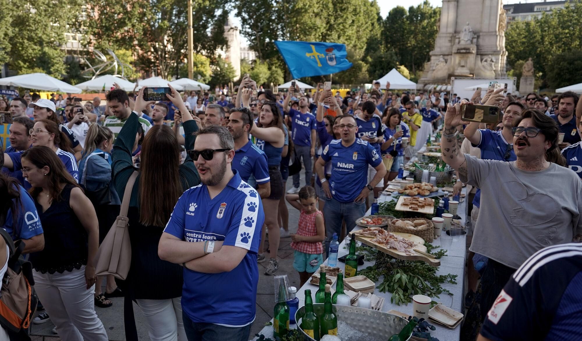 Así fue la fiesta del ascenso del Real Oviedo en Madrid.