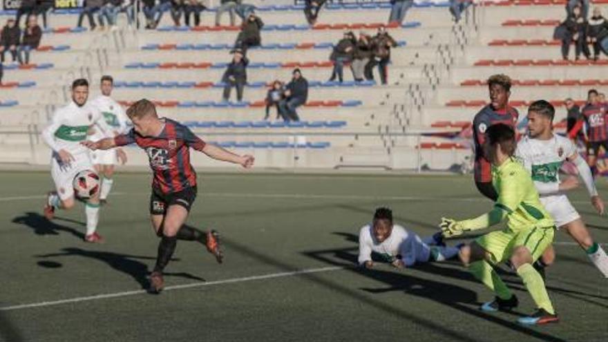 Pablo Carrascosa remata a puerta para sellar el gol del triunfo azulgrana ante el Ilicitano.