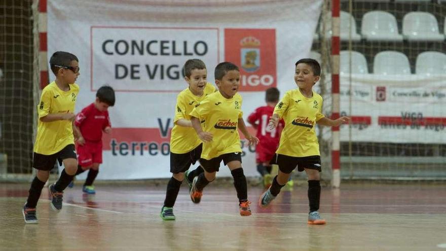 Los jugadores Sub 6 del Casa Paco B celebra un gol en un partido de ayer. // Manu Dibuja