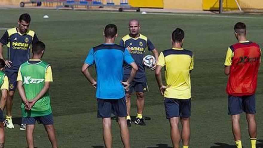 López da instrucciones a sus jugadores en un entrenamiento. villarreal cf