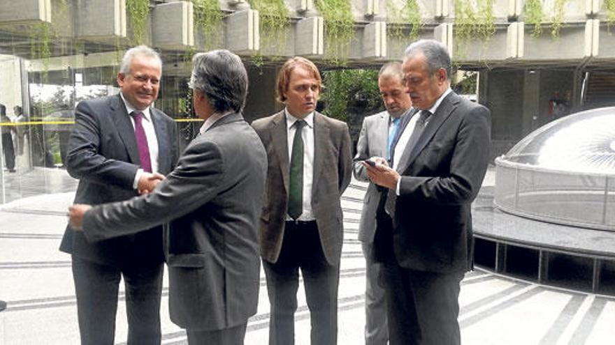 Los representantes del consistorio con los diputados populares y las autoridades de Madrid.
