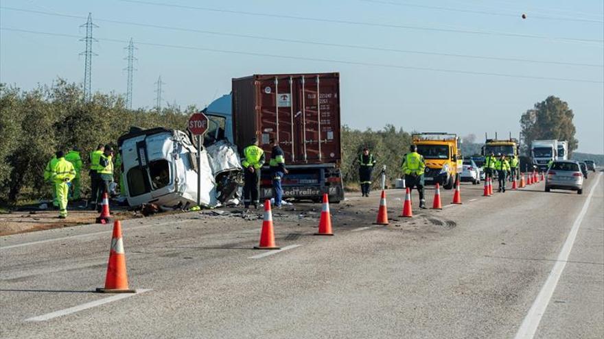 Cinco obreros mueren tras chocar su furgoneta contra un camión en Utrera