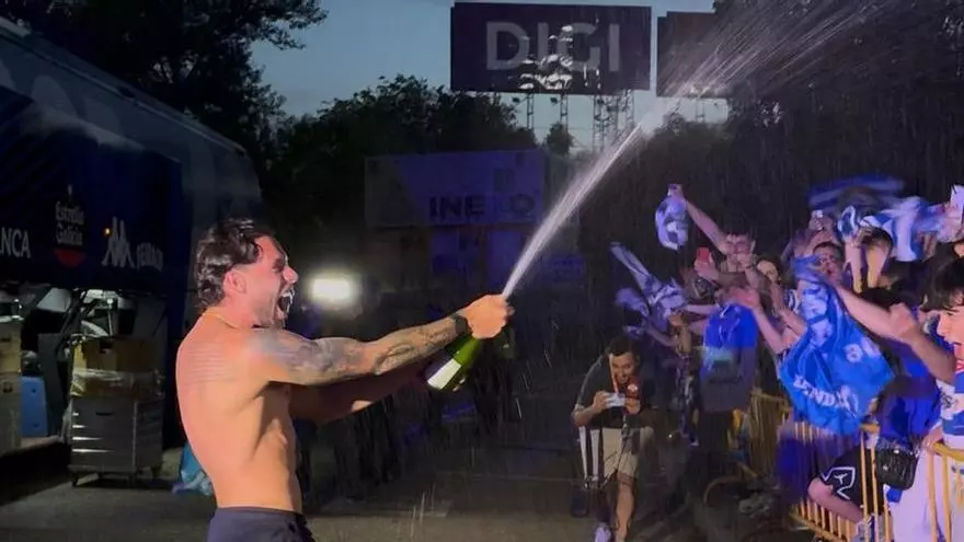 Megáfono, cava y bengalas: así fue la celebración de los jugadores del Dépor con la afición antes de regresar a A Coruña