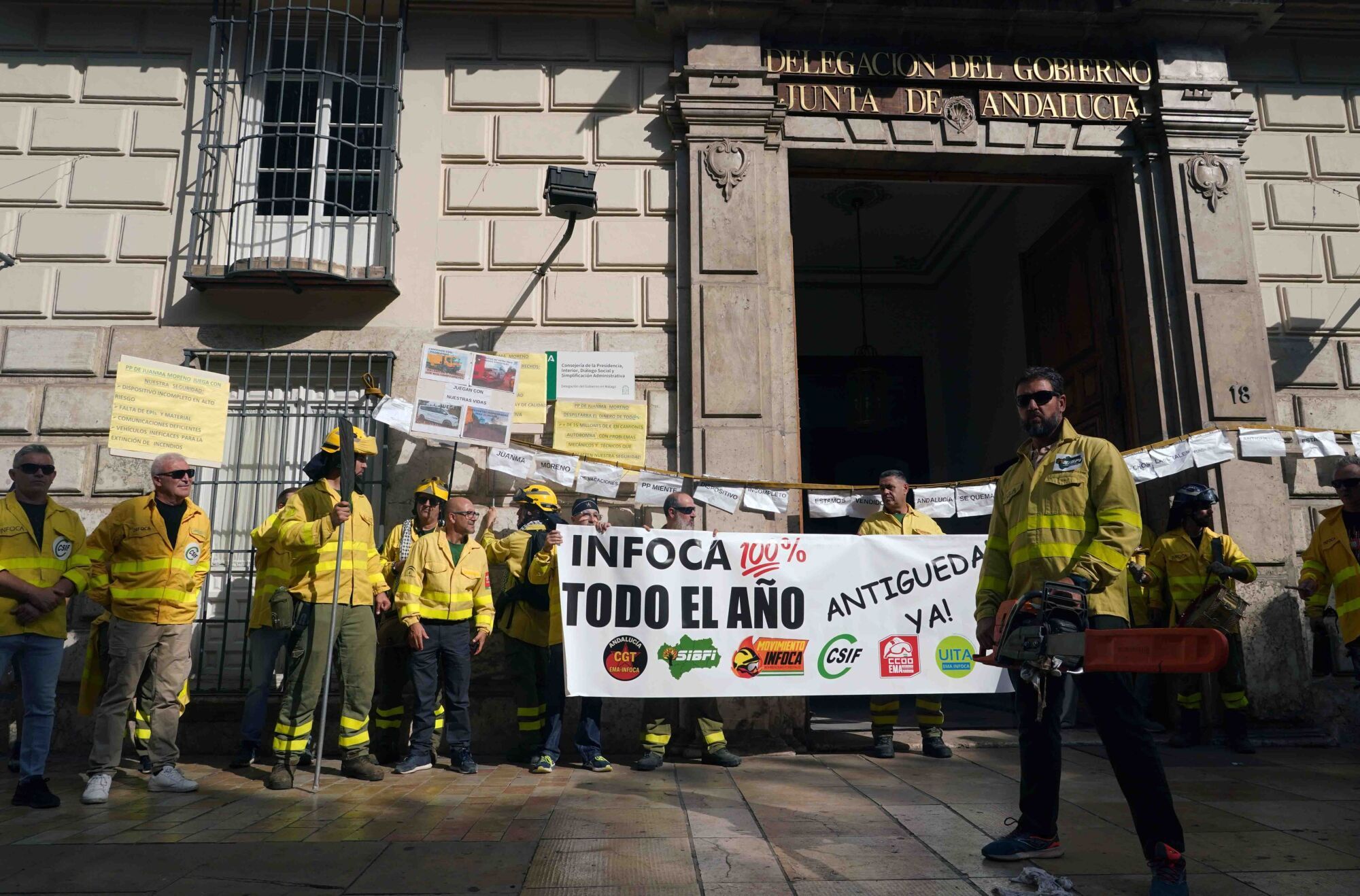 Los bomberos del Infoca se manifiestan en Málaga: 'Nuestros derechos se luchan y se defienden', convocada por CGT, CCOO, UITA, CSIF, SIBFI y Movimiento Infoca, por las precarias condiciones del servicio de extinción 