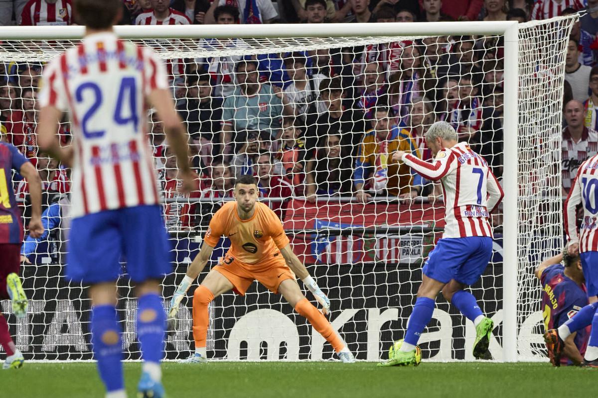 Antoine Griezmann rebata a bocajarro a Joan Garcia, que detuvo el balón.