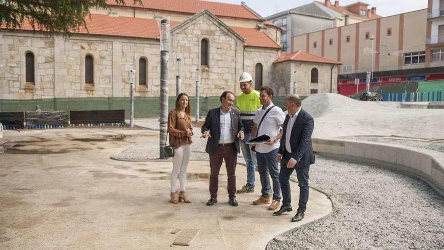 Blanco, Crespo, un operario, Mato y Reboredo, ayer, durante la visita en la Praza da Vila. // Bernabé/Ana Agra