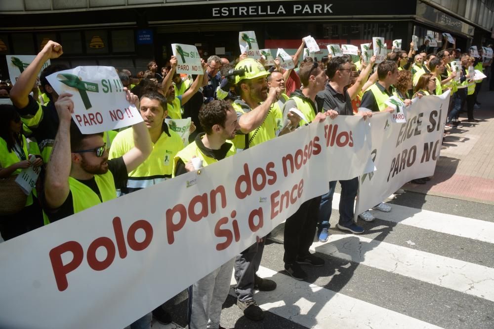 Protesta de Ence a las puertas de un mitin de Valerio en Pontevedra