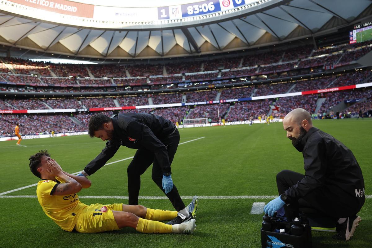 Francés se derrumba en medio del campo tras su lesión