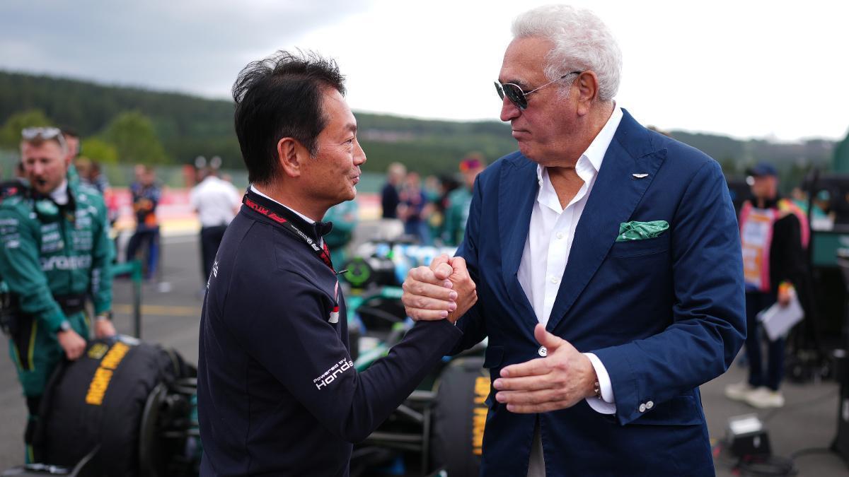 El presidente de HRC, Koji Watanabe y el propietario de Aston Martin F1, Lawrence Stroll, en el paddock