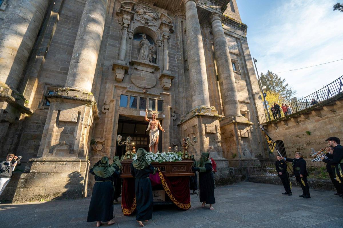 Santiago vive la Pascua con la procesión del Cristo Resucitado y el encuentro en la Quintana Santiago vive la Pascua con la procesión del Cristo Resucitado y el encuentro en la Quintana