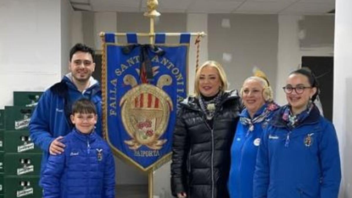 Belén Esteban con los representantes de la falla Sant Antoni de Paiporta, este lunes.