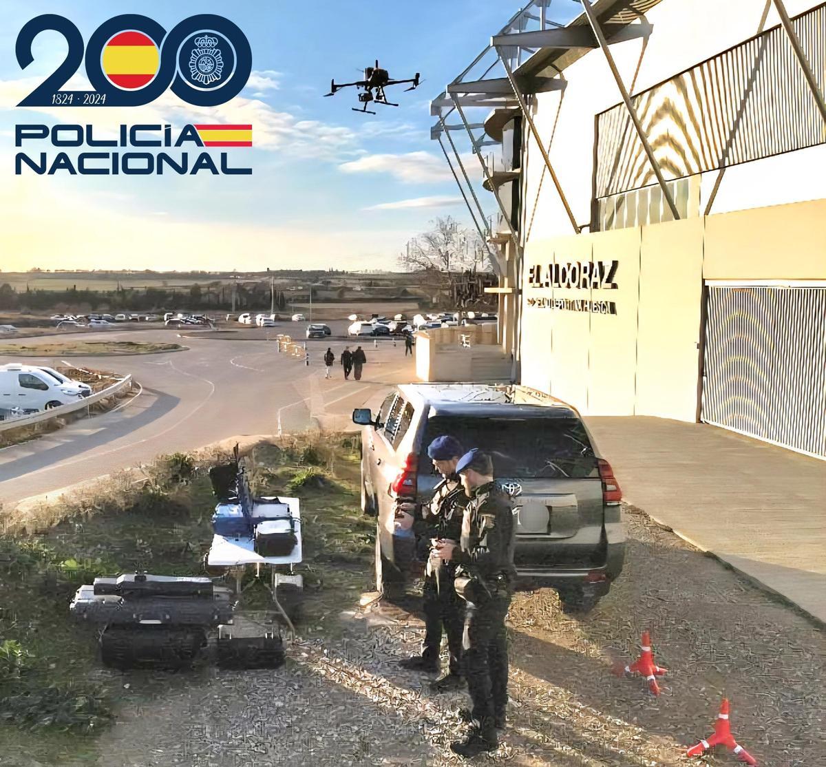 Dos agentes controlan el nuevo dron en el entorno de El Alcoraz.