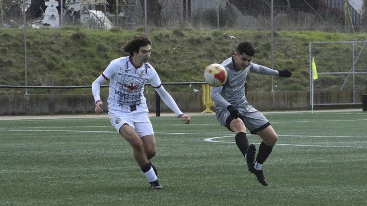 Un jugador del CD Noname da un pase con el exterior. | ALBA PRIETO