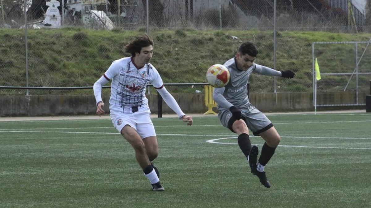 Un jugador del CD Noname da un pase con el exterior. | ALBA PRIETO
