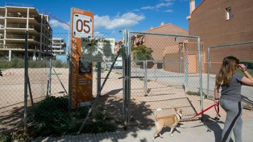 El parque canino en el que se dejó a los tres perros durante la madrugada.