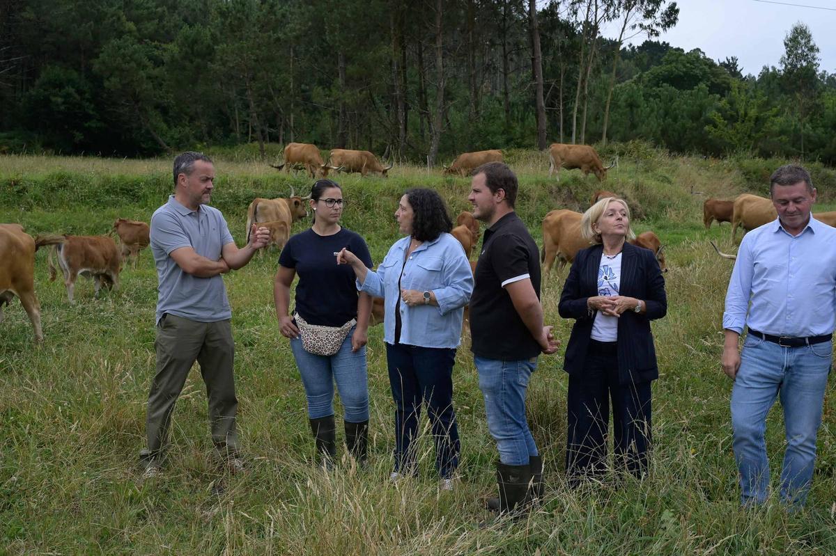 Do Campo, terceira esquerda, cos responsables da gandeiría de Ponteceso.