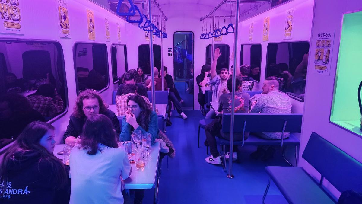 El Akihabar y su ambientación inmersiva emulando un vagón de metro japonés.