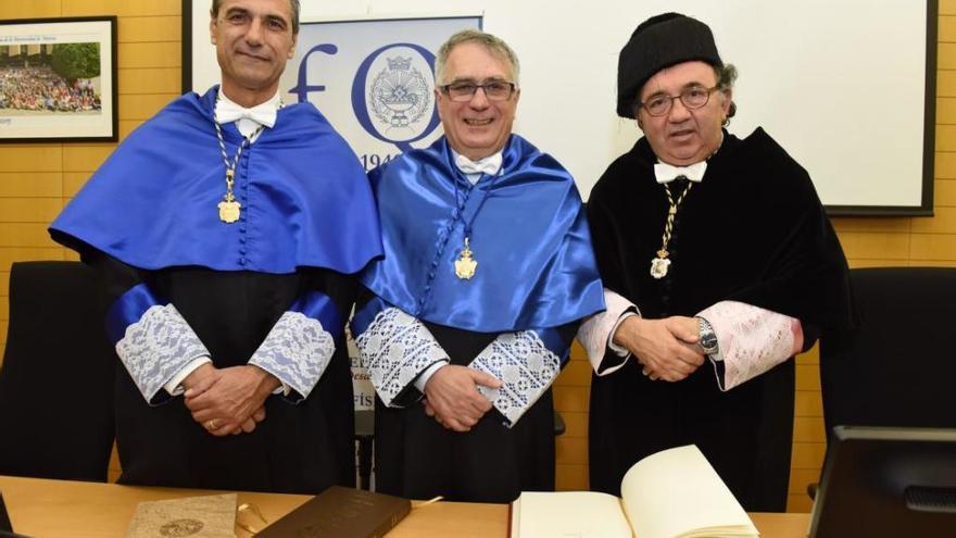 El decano de la Facultad de Química, Pedro Lozano; Jairton Dupont y el rector, José Orihuela.