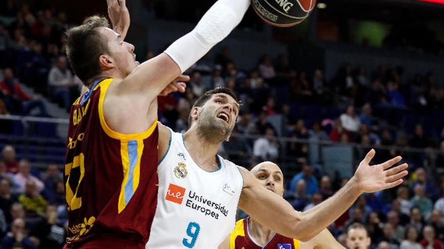 Ondrej Balvin y Felipe Reyes pelean por un balón en la zona.