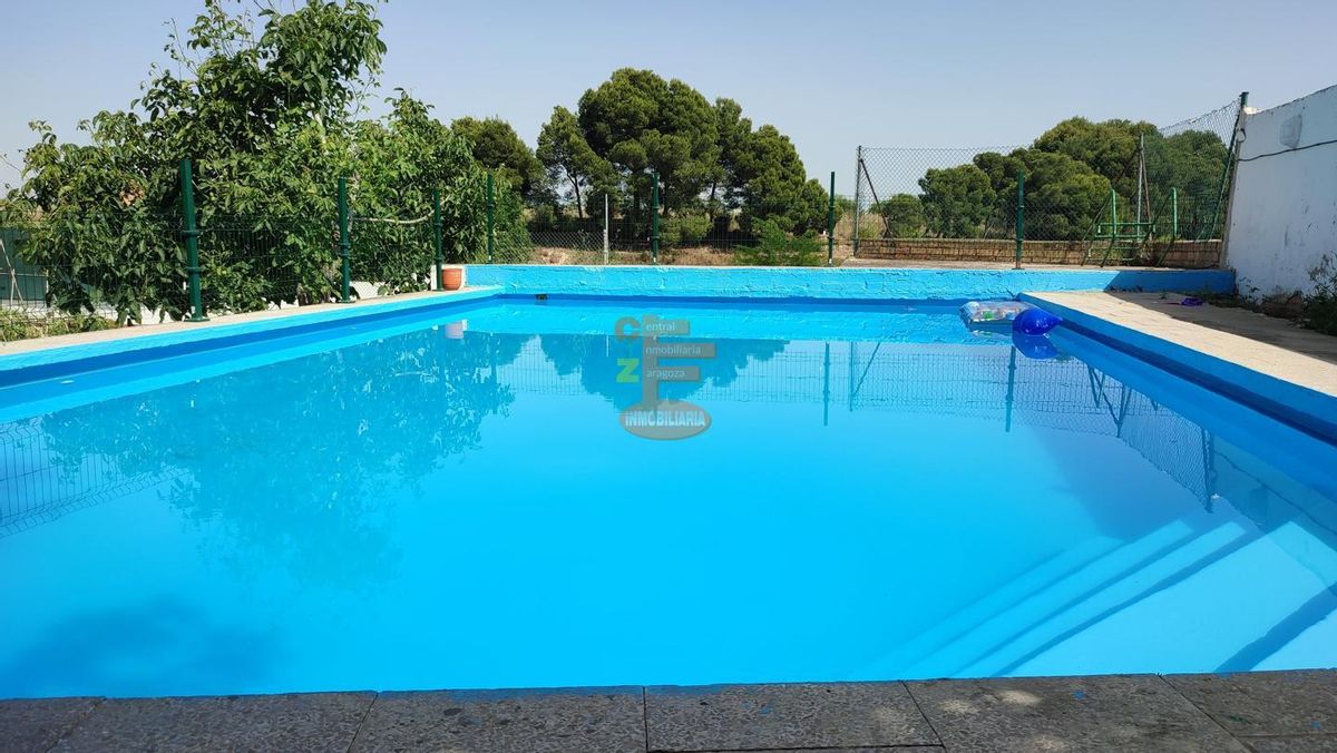La piscina de la casa a la venta en Zaragoza