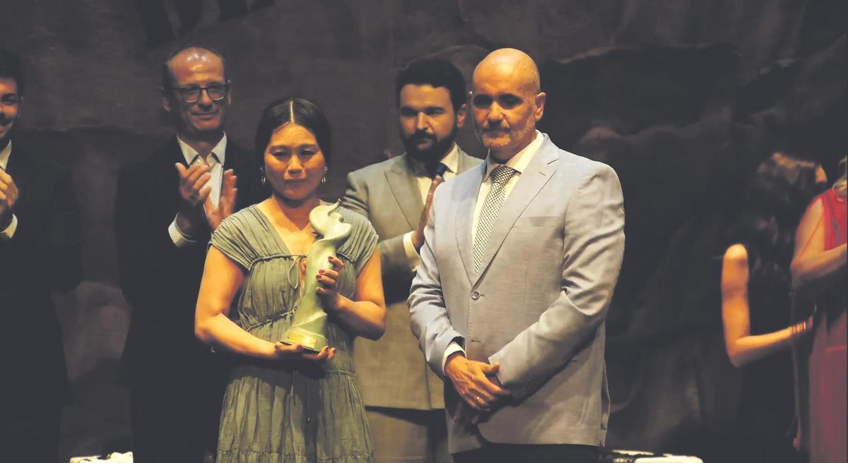 Hagiwara recibe el premio 'Desplante'.